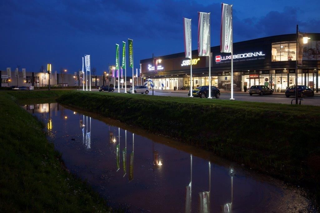 Draaibare aluminium vlaggenmast voor banieren - draait met de wind mee