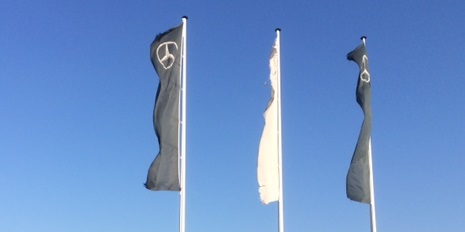 Mercedes Emmen plaatsen vlaggenmasten